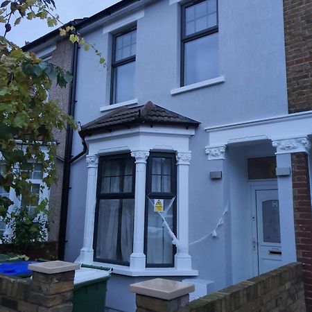 Daniari Guest Rooms Erith Экстерьер фото